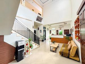 Komodo Labuan Bajo AirportにあるMama Komodo Bed & Breakfastのソファとテーブルのある広いリビングルーム