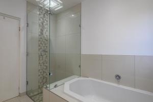 サウスブルームにあるSan Lameer Villa 14209 - 4 Bedroom Deluxe - 8 pax - San Lameer Rental Agencyの浴槽とガラスのシャワー付きのバスルーム +42枚の写真