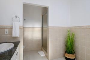 サウスブルームにあるSan Lameer Villa 14209 - 4 Bedroom Deluxe - 8 pax - San Lameer Rental Agencyのシャワーと洗面台付きのバスルーム