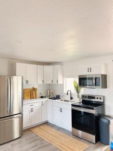 Photo de la galerie de l'établissement Hale Moana Retreat AC Walk to Ocean and Spacious Family Stay, à Laie 15 autres photos