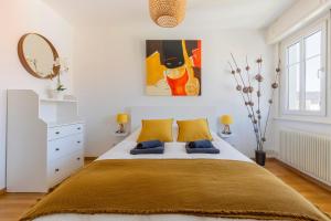 En eller flere senge i et værelse på Bel appartement centre climatisé parking privé