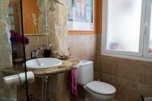 Navas del ReyにあるLa Cubertilla en Madridの洗面台とトイレ付きのバスルーム +12枚の写真