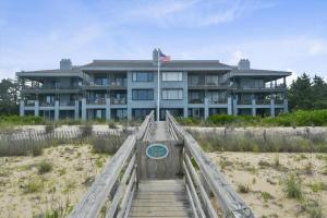 een huis op het strand met een promenade ervoor bij Wilson dunes 304 in Rehoboth Beach