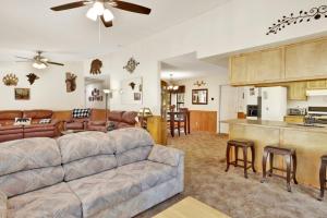 ein Wohnzimmer mit Sofa und eine Küche in der Unterkunft Rutter Family Retreat #2482 in Sugarloaf