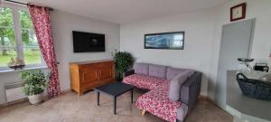 TV a/nebo společenská místnost v ubytování Le Polder