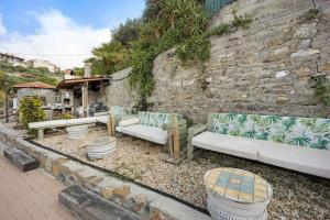 A seating area at Holiday Homes in Pompeiana 40829