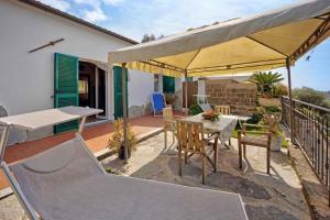 A balcony or terrace at Holiday Homes in Pompeiana 40829 Még 6 kép
