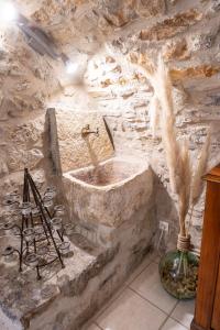 Bilik mandi di Ideal famille et groupe Mas dans les Cévennes Piscine Plages privées Cadre exceptionnel Convivialité Calme Vignoble Parking gratuit Borne électrique Animaux acceptés - Wifi