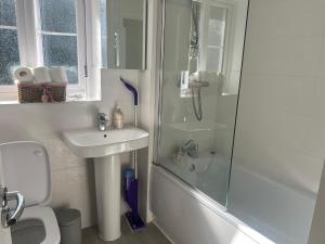 Bilik mandi di 3 Bedroom House Accommodation near Goodwood +5 gambar