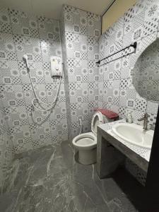 A bathroom at Lithai Guesthouse