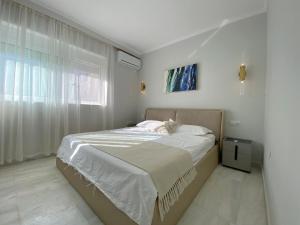 Postel nebo postele na pokoji v ubytování Versailles One Garden Villa Full Floor Suite
