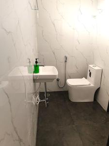 Ένα μπάνιο στο 1 BHK Penthouse Just Launched with Modern Interiors Next to Main Road
