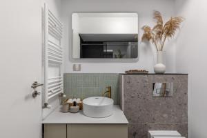 Et badeværelse på Lake Sunsets at Verona Residence Mamaia + 11 billeder