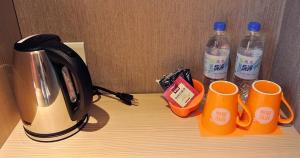 Příslušenství pro přípravu čaje a kávy v ubytování Orange House Hotel