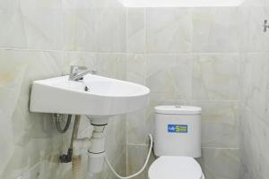 Gallery image of RedDoorz near Universitas Hasanuddin Makassar in Makassar +35 photos