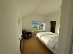 Billede fra billedgalleriet på Frontline Beach House access via private steps i Portnablagh