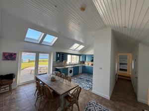 Η κουζίνα ή μικρή κουζίνα στο Frontline Beach House access via private steps +13 φωτογραφίες