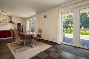 Kuchyň nebo kuchyňský kout v ubytování Träumerei mit Kamin und großzügigem Garten
