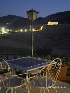 Výhľad na hory alebo výhľad na hory priamo z of the bed and breakfast