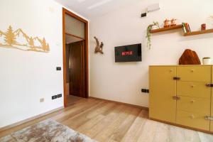 Televisyen dan/atau pusat hiburan di Marmarole Apartment