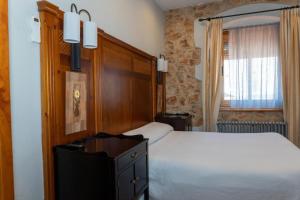 ein Schlafzimmer mit einem weißen Bett und einem Fenster in der Unterkunft Hotel Restaurante Setos in Motilla del Palancar + 37 Fotos