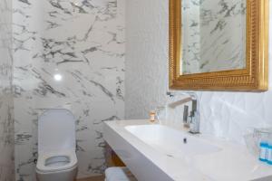 ein weißes Badezimmer mit Waschbecken und Spiegel in der Unterkunft Hotel Restaurante Setos in Motilla del Palancar