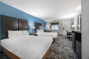 Postel nebo postele na pokoji v ubytování Best Western Fairwinds Inn