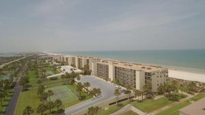 una vista aérea de un hotel y la playa en Sand Dollar 101, en St. Augustine