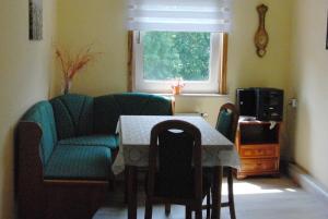 a living room with a couch and a table and a window at Ferienwohnung Braunschweiger Hof in Halberstadt
