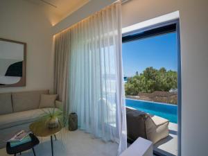 Bazén v ubytování VEZO Suites Mykonos nebo v jeho okolí