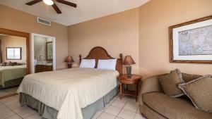 ein Hotelzimmer mit einem Bett und einer Couch in der Unterkunft Sonoran Sea in Campo del Medio