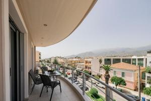 Cảnh núi rừng hoặc tầm nhìn ra núi từ căn hộ