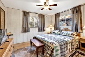 ein Schlafzimmer mit einem Bett und einem Deckenventilator in der Unterkunft A hidden asset #2379 in Big Bear Lake