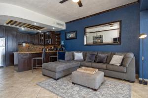 un salon avec un canapé et une cuisine dans l'établissement Sonoran Sky, à Puerto Peñasco