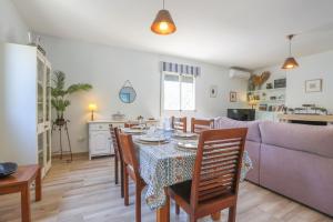 een woonkamer met een tafel, stoelen en een bank bij Casa rural Villa Moral in El Arahal