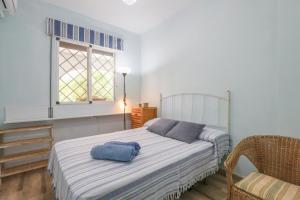 een slaapkamer met een bed met een blauwe handdoek erop bij Casa rural Villa Moral in El Arahal +37 foto's