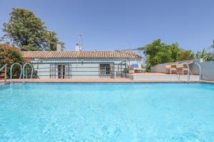 een groot zwembad voor een huis bij Casa rural Villa Moral in El Arahal