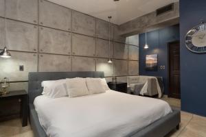 - une chambre avec un grand lit et une horloge murale dans l'établissement Sonoran Sky, à Puerto Peñasco 18 autres photos