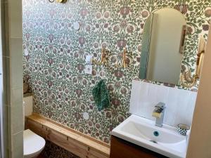 a bathroom with a sink and a mirror at L Henri in Oloron-Sainte-Marie