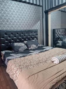 Un dormitorio con una cama grande con un cabecero grande. en OYO 94024 Sentraland karawang By Aswin, en Poponcal 2