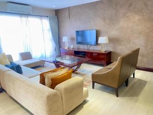Μια τηλεόραση ή/και κέντρο ψυχαγωγίας στο Roma park fully equipped villas