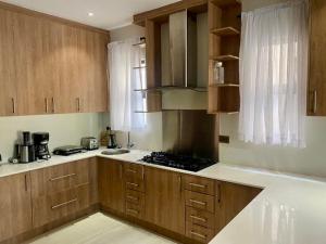 Η κουζίνα ή μικρή κουζίνα στο Roma park fully equipped villas