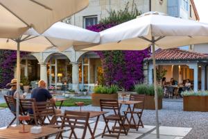 A restaurant or other place to eat at Casona Las Cinco Calderas