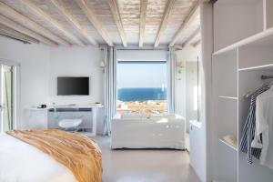 Μια τηλεόραση ή/και κέντρο ψυχαγωγίας στο Vibhu Estate 10 Bedrooms and Suites