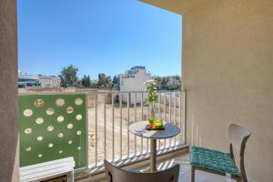 Un balcon sau o terasă la Classic 1 Bedroom Central St Julians Sleeps 4 +22 fotografii