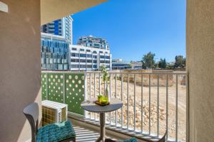 Un balcon sau o terasă la Classic 1 Bedroom Central St Julians Sleeps 4