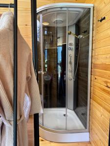 a shower with a glass door in a bathroom at Pirdapira in Jut'a