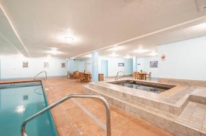 ブリッケンリッジにあるLong Branch #311のテーブル付きの客室内の大きなスイミングプール