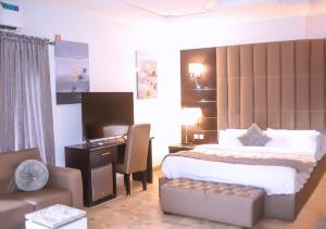 Postel nebo postele na pokoji v ubytování Mainstay Luxury Hotel + 16 fotografií