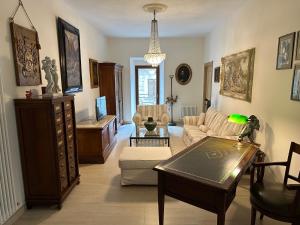 a living room with a couch and a table at Dimora sul Corso in Acquasanta Terme